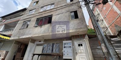 cod 6065 se arrienda apartamento en floridablanca, 3 alcobas, sala comedor, cocina semiintegral con estufa, 1 baño auxiliar, instalacion lavadora, zona ropas, techo en placa, piso en ceramica, afuera un pequeño patio compartido.