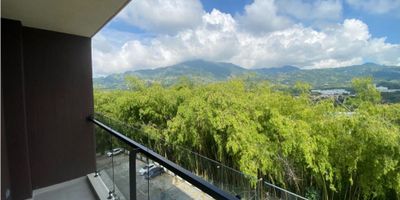 Tu nuevo hogar con vista panorámica espectacular

Vive en Dosquebradas, en un edificio moderno y residencial, a solo 5 minutos del centro de Pereira.

Se vende apartamento, con un diseño cómodo y funcional que te permitirá disfrutar cada espacio al máximo. Cuenta con una habitacion mas estudio que puede ser una segunda habitación.:

Sala-comedor amplia

Cocina integral moderna

Zona de lavandería

Dos Baños completos

Balcón con una vista panorámica increíble, perfecta para relajarte, trabajar o disfrutar del atardecer

Además, disfruta de todas las zonas sociales del edificio:

Jacuzzi

Zona de bronceo

Estación de BBQ

Salón de yoga

Gimnasio equipado

Salón de niños

Coworking para trabajar cómodo sin salir de casa

Ubicado en un sector tranquilo, seguro, con excelente transporte público, y a solo 5 minutos del centro de Pereira, 20 minutos del Aeropuerto Matecaña.

Una oportunidad perfecta para vivir o invertir.

¡Apartamentos con vistas así se venden rápido!

Contáctanos hoy mismo y agenda tu visita.
