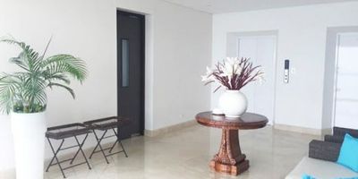 Espectacular apartamento en Cartagena, en el barrio Castillo Grande. Piso treinta y nueve, vista al mar desde todas las área del inmueble, cuatrocientos once mts terrazas, cuatro alcobas con baño y walking closet, estar de alcobas enorme, sala y comedor, cocina con los mejores electrodomésticos importados, pisos en mármol Italiano, iluminación y cortinas automatizadas. Tres parqueaderos  deposito, dos ascensores privados. El Edificio cuenta con dos piscinas, jacuzzi, gimnasio, salón social, turco, salón de billas y cancha de tenis. Para estrenar.