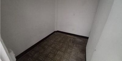 SE ARRIENDA CASA EN MANRIQUE LAS ESMERALDAS PRIMER PISO CON MUY BUENA UBICACIÓN, ESTRATO 3.

NOTA: ENERGÍA Y AGUA PREPAGO, SE PUEDE MASCOTA PEQUEÑA.

CUENTA CON:
- SALA
- COMEDOR
- 5 ALCOBAS CON PUERTAS
- 2 PATIOS
- 1 BAÑO SENCILLO
- 1 BAÑO CABINADO
- COCINA SENCILLA
- RED DE GAS
- PISO EN BALDOSA.

CONTACTO: ARRENDAMIENTOS PANORAMA MANRIQUE
TELEFONO: (604) 5166060. WHATSAPP: 3104700944
