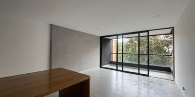 Apartamento en venta en unidad cerrada ubicada en un sector de gran crecimiento y desarrollo urbanístico, entorno muy tranquilo y con tránsito de solo residentes, con conexión a rutas de transporte público, servicios complementarios como restaurantes, almacenes de cadena, centros comerciales y demás servicios complementarios del sector. Piso en cerámica, sala comedor, 2 alcobas con vestier y baño en la principal, baño social, cocina integral abierta tipo americano, zona de ropas, balcón, útil y parqueadero cubierto Conjunto cerrado con ascensor, piscina, salón social, zonas verdes, vigilancia y portería 24 horas y circuito cerrado de TV.inmuebles sujetos a verificacion de disponibilidad