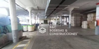 Bodegas en unidad industrial ubicada en el sector norte, sobre vía principal, con excelente acceso y entorno empresarial; cuenta con espacios ideales para trabajos industriales, almacenamiento y operaciones logísticas, con altura variable, pisos en concreto reforzado, área de patio de maniobras y múltiples bodegas disponibles para arriendo.