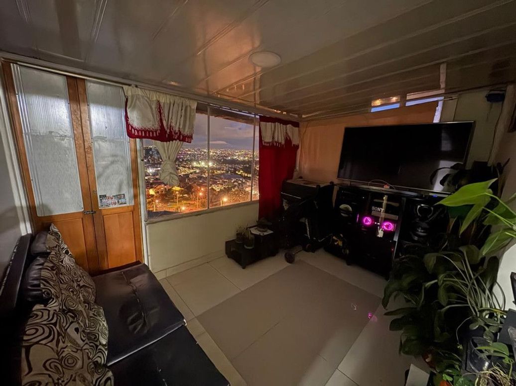 Casa de 10 alcobas en venta en El Triangulo, Bogotá, 235 m² · foto 11 de 20