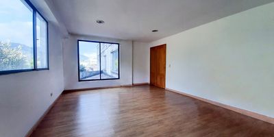 Arriendo bodega sector la Tablaza Municipio la estrella cuenta con Puerta persiana, 5 baños, cocina semi-integral, ducha, terraza, piso laminado y baldosa, 4 parqueaderos, cuarto útil, parqueaderos visitantes, portería, servicios comerciales, área 850 metros. Código 23155 Reserva tu cita te esperamos
