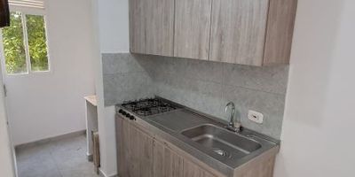 Apartamento en Arriendo París BelloApartamento a estrenar de 47 mt2 distribuidos en: sala comedor, ventanal, 3 alcobas cada una con clloset,1 baño, cocina integral  con estufa a gas, zona de ropas, red de gas, piso en cerámica y parqueadero común para motos y carros, juegos infantiles, gimnasio al aire libre, zonas verdee.Con buen transporte publico, cerca de colegios y supermercados, buen comercio,