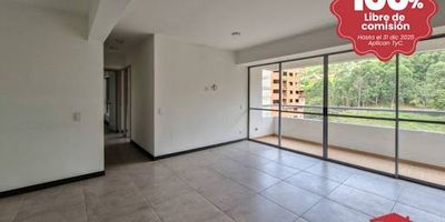 Apartamento en arriendo ubicado en Sabaneta, en una zona campestre. Cuenta con amplios espacios, buena iluminación y buenos acabados. Consta de 3 habitaciones con clóset, baños cabinados, sala-comedor, cocina integral, zona de ropas y un balcón con excelente vista. La unidad dispone de portería 24 horas, ascensores, parqueaderos y zonas comunes en construcción. Está rodeado de naturaleza, en una zona campestre, y cuenta con rutas integradas del metro a la estación Sabaneta. Además, tiene dos vías de acceso por Aves Maria y el colegio El Carmelo.