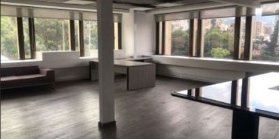 Oficina amoblada con excelente ubicación y vigilancia 24 horas, ideal para empresas que buscan operación inmediata y alto rendimiento. Cuenta con capacidad instalada para 60 puestos de trabajo operacionales, 13 oficinas cerradas, 73 puestos con punto de red, sala de juntas y sala de cómputo.

Dispone de baños internos con lavamanos, distribuidos en 2 baños para mujeres, 2 baños para hombres y 2 orinales. Incluye cocineta interior, cuenta con servicio de gas natural, y no dispone de línea telefónica fija. Espacio listo para ocupación, con mobiliario incluido.

Características: Vigilancia 24 horas // 60 puestos operacionales // 13 oficinas cerradas // 73 puntos de red // Sala de juntas // Sala de cómputo // Baños internos con lavamanos // 2 baños mujeres // 2 baños hombres // 2 orinales // Cocineta interior // Gas natural // Oficina amoblada // Ubicación estratégica
