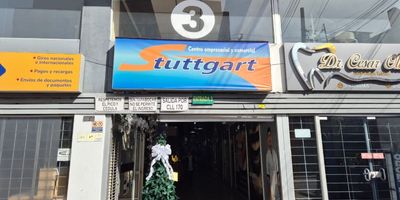 Se arrienda local comercial de 20 m² en Toberín, ubicado dentro de un reconocido centro comercial de la zona, a pocos pasos de Arbocol, lo que garantiza un flujo constante de visitantes y excelente exposición comercial.
El espacio cuenta con doble altura, permitiendo mayor amplitud visual y la posibilidad de optimizar el área para almacenamiento, exhibición o instalación de mezzanine según necesidad. Dispone además de un stand en madera, ideal para exhibir productos, brindar atención al cliente o adecuarlo según la actividad comercial.
Este local es perfecto para emprendimientos, marcas en expansión o negocios que busquen una ubicación estratégica, con buena visibilidad y fácil acceso. Una oportunidad única en uno de los sectores más dinámicos del norte de Bogotá. Cod: 5305