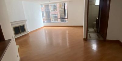 Es un apartamento amplio e iluminado, en un exclusivo sector de la ciudad. Se compone por una hermosa sala comedor con chimenea, cocina integral estilo americana, zona de lavandería con un cuarto para el servicio con su baño correspondiente. Tiene tres habitaciones , la habitación principal tiene su baño respectivo, las dos habitaciones auxiliares comparten un baño doble y adicionalmente tiene un baño social.  El área total del apartamento es de 125 mts, tiene dos garajes cubiertos y un deposito.