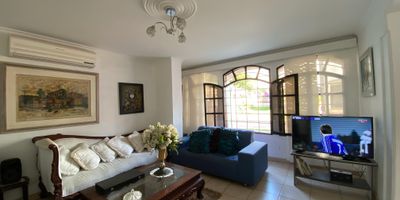 Gran casa en Villa Santos en conjunto cerrado, cercano a Parque Villa Santos, carrera 46 via al mar, supermercado MAKRO y rutas de transporte.

Cuenta con 2 niveles, primer piso brinda terraza, garaje con espacio para 2 vehiculos, sala comedor, cocina integral con meson tipo Pantry, cuarto y baño de servicio, zona de labores en patio, escaleras amplias hacia 2 piso, zona de estudio, 4 alcobas cada una con su baño y la principal cuenta con balcon.

Conjunto ofrece porteria, vigilancia, zonas verdes y parque infantil.

¡Contactanos!