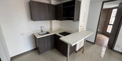 Apartamento en arriendo en Santa Ana, Sabaneta, con un área de 48 m² ubicado en un piso 5 con ascensor. Ofrece excelente iluminación natural, ventilación cruzada y una distribución que combina comodidad, estilo y funcionalidad.
Cuenta con 2 alcobas con clóset, 2 baños cabinados, sala-comedor, cocina integral con barra americana, balcón, extractor, red de gas, zona de ropas y parqueadero privado.
Ideal para quienes buscan un hogar tranquilo, acogedor y bien ubicado para comenzar una nueva etapa en familia.