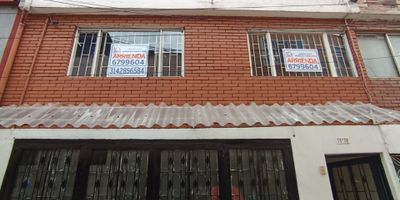 excelente casa en arriendo de 4 pisos el cual consta de 3 habitaciones, 1 estudio, sala comedor, cocina, zona de lavado, tiene balcón, terraza un deposito.