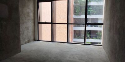 Local en arriendo cerca a centros comerciales, parques, restaurantes, rutas de transporte servicios complementarios del sector. Piso en baldosa, 1 espacio, 1 baño, cocineta, cableado de red, techo cielo raso, aire acondicionado central, energía monofásica y red de gas.inmuebles sujetos a verificacion de disponibilidad