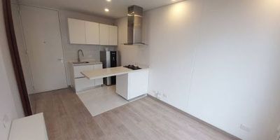 Apartaestudio en arriendo en el barrio Chicó, estrato 6, con un área de 32 metros cuadrados. El espacio cuenta con sala-comedor, 1 alcoba con persiana, un clóset, cocina integral con estufa a gas, un baño, calentador eléctrico, zona de ropas, pisos laminados y balcón con vista panorámica. Incluye garaje cubierto sencillo y depósito. El edificio ofrece ascensor, vigilancia, gimnasio, zona de niños y parqueaderos para visitantes, brindando confort y seguridad. Su excelente ubicación permite acceso por la Calle 94, Carrera 18, Carrera 15 y Calle 92, una zona estratégica y de alta valorización. Para más información, comuníquese con el ejecutivo comercial Daniel Torres al 3150773642 o al correo daniel.torresinmobiliariasaliadas.com.