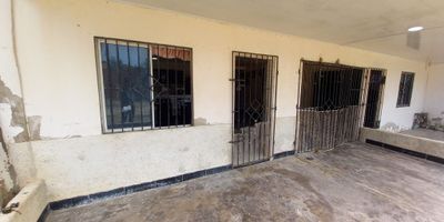 CASA ESPACIOSA DE 161,7 M² CONSTRUIDOS Y AMPLIO PATIO DE 167,2 M². LA VIVIENDA OFRECE 3 ALCOBAS, TODAS CON BAÑO, CLÓSET Y AIRE ACONDICIONADO; COCINA INTEGRAL, SALA-COMEDOR Y GARAJE CUBIERTO EN PASILLO CON CAPACIDAD PARA 2 A 3 VEHÍCULOS. EL PATIO INCLUYE COCINA INDUSTRIAL, CHIQUERO Y ESPACIO PARA PARQUEAR HASTA 6 COCHES. UBICADA A APROX. 800 M DEL CORREDOR UNIVERSITARIO, 500 M DEL MAR Y 100 M DE LA CIÉNAGA DE MALLORQUÍN, CERCA AL COLEGIO EDUARDO SANTOS Y PIES DESCALZOS. ¡CONTÁCTANOS! 300 6309333.

CÓDIGO INTERNO: 27668.