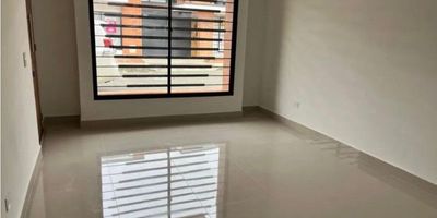 Codigo 29324. Casa En Venta Ubicado La Ceja Sector Viva Características• 3 habitaciones (principal con vestier, auxiliares con clóset)• 3 baños• Sala–comedor• Biblioteca o estudio• Balcón• Cocina abierta, integral, con cubierta a gas y campana• Mesón en quarztone• Zona de ropas• Jardín• Parqueadero sencillo• Cuarto útil• Red de gas• Servicios públicos• Área construida: 150 m²• 2 niveles• Piso en porcelanatoDescripciónVive la tranquilidad de un entorno campestre sin renunciar a la comodidad urbana. Esta hermosa casa de 150 m² en el sector Viva de La Ceja ofrece espacios amplios, luminosos y modernos, distribuidos en dos niveles diseñados para el bienestar de toda la familia.Su zona social integra sala–comedor con acceso directo al jardín, creando un ambiente ideal para compartir y disfrutar del aire libre. La cocina abierta con mesón en quarztone aporta estilo y practicidad, mientras que la biblioteca o estudio es perfecta para teletrabajo o actividades académicas.En el segundo nivel, la habitación principal con vestier y las auxiliares con clóset brindan comodidad y almacenamiento. Los acabados en porcelanato y la excelente iluminación natural elevan la sensación de amplitud y confort en cada ambiente.Una propiedad de solo 2 años de construida, en excelente estado y con una ubicación estratégica dentro de una unidad tranquila, rodeada de zonas verdes y espacios para mascotas. Entorno– Cerca al Centro Comercial Viva La Ceja– A 30 minutos del Aeropuerto José María Córdova– A 50 minutos de Medellín– Sector residencial de alto desarrollo y valorización– Acceso cercano a comercio, restaurantes, servicios médicos y vías principales del Oriente Antioqueño Zonas comunesZonas verdes, zona de mascotas, parqueadero de visitantes. NotaDisponibilidad inmediata.