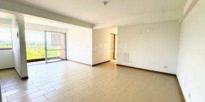 <strong>Apartamento en Venta – Galicia Cerritos</strong> 
Este acogedor apartamento de  (90 m²),  ofrece una distribución funcional y espacios llenos de luz natural. Al ingresar, encontrarás una amplia sala-comedor que se integra con un balcón con vista panorámica hacia una extensa zona verde, ideal para disfrutar de la tranquilidad y el paisaje característico de Cerritos.
cocina integral y cuenta con una práctica zona de ropas independiente. El apartamento dispone de un baño social y  <strong>tres habitaciones,</strong>  todas con closet y vista hacia la avenida de acceso al conjunto. La habitación principal incluye baño privado, brindando mayor comodidad y privacidad.
Un espacio perfecto para quienes buscan confort, naturaleza y un entorno residencial de alta valorización.
