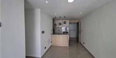 Aprovecha la oportunidad de vivir en este hermoso apartamento ubicado en [LUGAR]. Con una amplia área construida de 70.0, este inmueble cuenta con 3 alcobas y 2 baños, ideales para una familia pequeña o para aquellos que buscan un espacio cómodo y acogedor para vivir.

Una de las grandes ventajas de este apartamento es que admite mascotas, lo que lo convierte en una excelente opción para aquellos amantes de los animales. Además, cuenta con características internas que brindan comodidad y funcionalidad, como armarios empotrados en todas las habitaciones, un balcón ideal para disfrutar de una vista panorámica, baño auxiliar y un baño en la habitación principal.

La zona social de este apartamento es perfecta para recibir amigos o simplemente relajarse después de un día de trabajo. La cocina estilo americano con su barra es ideal para tener una convivencia más cercana con tus invitados. Y no tendrás que preocuparte por el agua caliente, ya que cuenta con un calentador eléctrico.

Este apartamento también cuenta con características externas que lo hacen aún más atractivo. Su acceso pavimentado permite una fácil entrada y salida, y cuenta con áreas comunes como ascensor, baihías de parqueo, cancha de fútbol y una piscina para disfrutar en los días calurosos.

Si buscas una ubicación conveniente, este apartamento está cerca de jardines y colegios, perfecto para familias con niños, así como también de restaurantes y tiendas de barrio, lo que facilita tus compras diarias. Además, se encuentra en una zona urbana rodeada de zonas verdes y parques cercanos, lo que te brinda un ambiente tranquilo y natural en medio de la ciudad.

La seguridad también es una prioridad en este apartamento, ya que cuenta con un circuito cerrado de televisión, portería y recepción, así como una vigilancia constante en una urbanización cerrada. Asimismo, está ubicado en una zona residencial y cuenta con una vivienda unifamiliar, lo que te brinda privacidad y tr