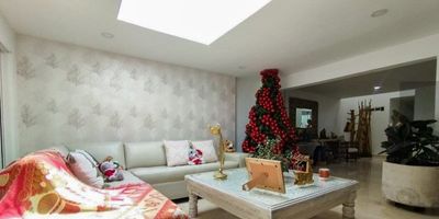 Agradable apartamento ubicado en el sector de Poblado, en la calle 15, piso 1 unifamiliar, tiene un área de 315 metros aproximadamente. El inmueble cuenta con: 4 alcobas, 3 baños, 4 closets, sala y comedor, cocina integral con red de gas, y piso en mármol, portería las 24 horas, salón social, parqueadero cubierto.
opción venta.
Los datos de los inmuebles promocionados en la página web están sujetos a cambio y verificación de disponibilidad.