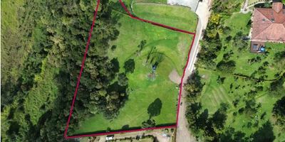 Terreno en Venta – Parcelación Lagos de El Roble (Guatapé)
Espléndido lote de 3.047 m² en una hermosa, discreta y privada comunidad cerrada, a solo siete minutos del centro de Guatapé. Ubicación ideal, rodeado de naturaleza, tranquilidad y vistas excepcionales. El lote #6 cuenta con licencia de construcción aprobada, tramitada y pagada, vigente por tres años y renovable por dos más. El proyecto incluye los planos para una vivienda vacacional familiar, también apta para renta corta tipo Airbnb.

El POT municipal permite construir hasta el 20% del terreno (600 m²). Su topografía de pendientes bajas y su estudio de suelos disponible confirman condiciones óptimas para desarrollar el proyecto sin dificultades.

Terreno plano-ondulado con acceso a servicios básicos y excelente entorno natural. Perfecto para vivienda campestre, casa de fin de semana o inversión con alta valorización.