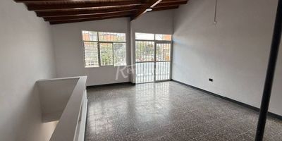 Casa en arriendo en Laureles, Lorena. Cerca al cc Viva Laureles y av 80, fácil acceso,  Con 4 habitaciones, servicio con baño, 2 baños,  2 patios, sala comedor y balcón, ¡Agenda tu visita hoy mismo y encuentra tu nuevo hogar! Descubre más propiedades en: www.rentamospropiedadraiz.com Código: 776665