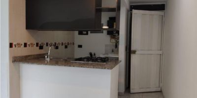 Excelente oportunidad de apartamento cuenta con dos habitaciones amplias, sala de TV, Sala comedor con balcón, cocina integral con red de gas,un baño, zona de ropas con calentador; ademas el apartamento cuenta con cuarto util. Excelente ubicación con buenas vías de acceso, muy cerca al parque de la Milagrosa; Ynidad con portería 24/7, ascensor, zona infantil y piscina. COD 10279
