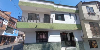 ¡Espacio de sobra para tu familia! Se arrienda 2do Piso

¿Buscas comodidad y amplitud? Tenemos la casa ideal para ti!

5 Habitaciones: ¡Sí, cinco! Perfectas para familias grandes o para tener tu propia oficina en casa, 2 Baños: Comodidad para todos, 2 Balcones: Disfruta del aire fresco y la vista, Patio: Zona de ropas ventilada e iluminada.

¡No dejes pasar esta oportunidad! Escríbeme al DM o al WhatsApp para agendar una visita.
