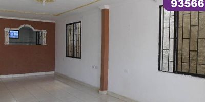 Casa en arriendo/venta para vivienda o comercio en la ciudad de Barranquilla ubicado en el barrio San Felipe, con un área aproximada de 240 mt2, distribuidos en 3 habitaciones, cuarto de servicio, 2 baños, sala, comedor, cocina, patio amplio, 2 cámaras de aires, terraza, buena distribución en sus áreas con buenos acabados, es fresco y acogedor, su entorno es tranquilo, residencial y comercial con cómodas vías de acceso y facilidad al transporte público cercano.