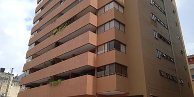 Este amplio y hermoso apartamento de 199 m², ubicado en pleno Centro de Ibagué, ofrece un estilo de vida inigualable gracias a su combinación de comodidad, modernidad y acceso inmediato a todo tipo de servicios.

Al ingresar, los residentes son recibidos por espacios generosos, llenos de luz natural, que realzan la amplitud y la armonía del diseño. Los acabados de última generación aportan elegancia y distinción, reflejando una cuidada atención al detalle en cada rincón del inmueble.

Su ubicación estratégica permite disfrutar, a pocos pasos, de una amplia variedad de facilidades: supermercados, restaurantes, bancos, centros de salud, colegios, comercio tradicional, parques y excelentes rutas de transporte. Vivir aquí significa tener todo al alcance de la mano, en una zona vibrante y con gran movimiento urbano, pero dentro de un hogar que ofrece privacidad, confort y tranquilidad.

Este apartamento es ideal para familias que buscan espacios amplios, o para quienes desean vivir en un en