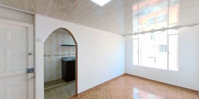 Este apartamento remodelado de 37 m², libre de gravamen y con aceptación de financiación con todos los bancos, es una oportunidad ideal para invertir o vivir en una zona de excelente proyección. Ubicado en un tercer piso con vista interior, ofrece un ambiente tranquilo y funcional con acceso por escaleras.

El espacio está distribuido en dos habitaciones cómodas, un baño en perfecto estado, sala comedor con buena iluminación, cocina integral y zona de lavandería. Cuenta con piso cerámico en todas sus áreas, lo que garantiza fácil mantenimiento y una mayor durabilidad en el día a día.

El conjunto residencial ofrece un entorno seguro y familiar con zonas verdes, áreas para niños, salón comunal y vigilancia privada las 24 horas. Perfecto para quienes buscan comodidad y tranquilidad sin alejarse de los servicios esenciales.

Su ubicación es estratégica: muy cerca del Centro Comercial Imperial y Centenario, tiendas y supermercados de barrio, el colegio Liceo Empresarial de Campo, la Universidad El Bosque y la estación de Transmilenio Portal Suba. Además, cuenta con excelentes vías de acceso por la Carrera 118 y la Calle 144.

Un hogar listo para entregar, con remodelaciones recientes y todos los documentos al día. Una oportunidad para asegurar una inversión inteligente en una zona en crecimiento.

H2
