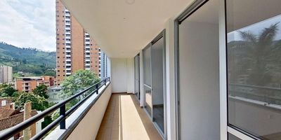 Este agradable apartamento de 62 m², ubicado en un 7º piso con vista interior y acceso por ascensor, es una oportunidad ideal para quienes buscan comodidad y tranquilidad. Cuenta con parqueadero propio cubierto y depósito, y ofrece 2 habitaciones, 2 baños, una sala comedor iluminada, cocina integral y zona de lavandería. Sus pisos laminados en las áreas principales y cerámicos en cocina y baños lo hacen práctico y acogedor.

El edificio brinda salón social y vigilancia privada 24/7, asegurando un ambiente seguro y agradable. Además, disfruta de una ubicación estratégica cerca del centro comercial Mayorca Mega Plaza, supermercados como Éxito, colegios como El Carmelo y Londres, la Fundación Universitaria San Martín y paraderos de transporte público, con fácil acceso por la Avenida Las Vegas. Un espacio pensado para vivir con comodidad y todo al alcance.

¡Recuerda que te ayudamos en todo el proceso de tu crédito de vivienda! 
