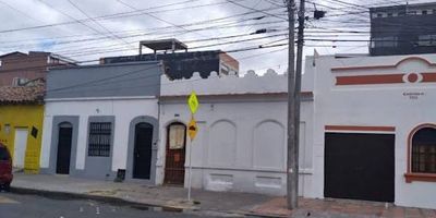 Magnifico lote medianero en uno de los mejores sectores de la ciudad, con las siguientes medidas, un frente de seis punto cincuenta metros y de fondo veintidós punto sesenta metros, especial para construcción de bodega, parqueadero, locales comerciales, vivienda multifamiliar hasta cuatro pisos, dada su excelente ubicación, cerca a Transmilenio y futuro metro, clínicas, hospitales, universidades, colegios, centros comerciales.  