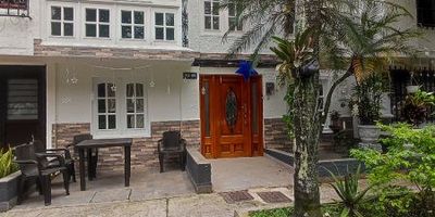 Agradable apartamento ubicado en el sector de Belén la mota, en la calle 02, piso 2, tiene un área de 75 metros aproximadamente. El inmueble cuenta con: 2 alcobas, 2 baños cabinados, 2 closets, sala-comedor, cocina semi-integral con red de gas, y piso en cerámica, parqueadero común no permanente.
Los datos de los inmuebles promocionados en la página web están sujetos a cambio y verificación de disponibilidad.