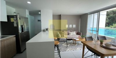 CÓDIGO:  965FR5053

? Apartamento Moderno con Balcón y Club de Amenidades en Envigado (64.64 m²)

 

Descubra la comodidad y el estilo de vida que ofrece este hermoso apartamento de 64.64 m², perfectamente diseñado para el bienestar y el ocio. Su ubicación estratégica y su unidad residencial tipo club lo convierten en la opción ideal para vivir o invertir.

 

Detalles del Apartamento:

 


 
 Área: 64.64 m² con acabados contemporáneos.
 
 
 Distribución: 2 Alcobas cómodas, incluyendo la principal con baño privado.
 
 
 Baños: 2 Baños totalmente cabinados y modernos.
 
 
 Espacios Clave: Sala-Comedor integrada, Cocina Integral funcional, Zona de ropas.
 
 
 Valor Añadido: Estudio independiente (perfecto para teletrabajo) y un Balcón Largo ideal para disfrutar de la vista.
 
 
 Adicionales: Parqueadero privado y un práctico Cuarto Útil.
 


 

Unidad Residencial: Un Club Exclusivo en Casa:

 

Disfrute de un completo abanico de comodidades con Portería 24 Horas y seguridad garantizada:


 
  
   Bienestar y Relax
   Deporte y Ocio
   Familiar e Infantil
  
 
 
  
   Piscina para adultos y niños
   Cancha Múltiple
   Juegos Infantiles
  
  
   Turco y Solárium
   Gimnasio semi-dotado
   Brinquitos y Casa de Muñecas
  
  
   Sendero Ecológico
   Salón Social
   Salón Temático para Niños
  
  
   Zona BBQ
   Salón de Juegos
   Parque de Mascotas (Pet Friendly)
  
 


Comodidades Adicionales:


 
 Coworking: Espacio dedicado para trabajar desde casa.
 
 
 Movilidad Verde: Zona de parqueadero para carros eléctricos.
 


 

Ubicación de Conveniencia:

 

Ubicado en un sector tranquilo, pero con fácil acceso a todo lo necesario:


 
 Educación: Cercanía al prestigioso Colegio Reggio Emilia.
 
 
 Deporte: A pocos metros de la Cancha Pan De Azúcar.
 
 
 Servicios: Tienda D1 cercana y excelentes rutas de transporte que facilitan la movilidad.
 


¡No pierda la oportunidad de vivir en una unidad con todas estas amenidades. ContÃ