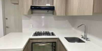 Este apartamento tiene 56metros cuadradosy se encuentra ubicado en el sectorSan José, Sabaneta (Ant)una zona tranquila y de alta valorización.
Está dividido endos habitaciones amplias con closet y vestier,dos baños,sala-comedor,cocina integral,zona de ropas ybalcón brindando comodidad y funcionalidad para toda la familia.
La unidad residencial cuenta conportería permanente,ascensor,juegos infantiles,placa polideportiva,zonas verdes,piscinaygimnasio, ofreciendo espacios ideales para el entretenimiento, la seguridad y el bienestar de sus residentes.
¡No dejes pasar esta oportunidad única!Contáctanos al3012021300para programar una visita y descubrir más sobre esta increíble propiedad. ¡Te encantará!