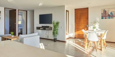  

Apartamento amoblado de 100 M² en arriendo, ubicado en un sector residencial de alta demanda. La distribución incluye dos habitaciones y un estudio independiente, ideal para oficina en casa. Cuenta con dos baños completos, sala-comedor amplio y una cocina totalmente equipada. Disfrute de su balcón con vista panorámica y de un parqueadero privado.

La propiedad se beneficia de una excelente ubicación con cercanía inmediata a grandes centros comerciales como El Tesoro y Vizcaya. Su acceso privilegiado facilita la movilidad hacia instituciones educativas importantes y conecta rápidamente con la ruta al Aeropuerto Internacional.
