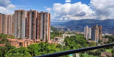 Hermoso apartamento en Itagüí, sector Suramérica, con 2 habitaciones, parqueadero y cuarto útil, destacándose por sus excelentes acabados y una maravillosa vista. Ideal para renta gracias a su ubicación estratégica y su ambiente moderno y confortable. ¡Una oportunidad que no puedes dejar pasar! Contáctanos para más información.