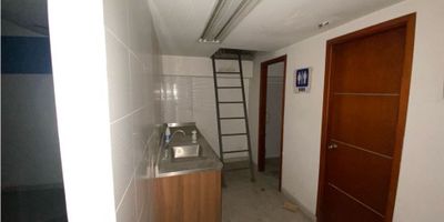 Arriendo oficina de un area de 120m aproximadamente 
 

cuenta con espacio abierto, dos baños 

sobre una via principal, cercano a almacenes de cadena 
