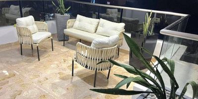 CODIGO INTERNO 27643. Descubre este exclusivo apartamento de 220 metros cuadrados en , con 3 habitaciones y 3 baños, ideal para quienes buscan un espacio amplio y elegante. Con una distribución inteligente que maximiza la luminosidad y la comodidad, cada rincón de esta propiedad ha sido cuidadosamente diseñado para brindar una experiencia de vida excepcional. Los 2 parqueaderos garantizan la practicidad que necesitas en tu día a día. Vive la armonía y el confort en cada detalle de este inmueble, donde la calidad y el buen gusto se fusionan para crear un ambiente único y sofisticado. ¡Bienvenido a tu nuevo hogar!