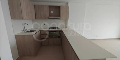 472-8467 Conaltura Inmobiliaria arrienda un moderno apartamento para estrenar en el sector Guayabal  Medellín, perfecto para quienes buscan comodidad, ubicación y un estilo de vida actual. Con 88  m, este inmueble cuenta con 3 alcobas, 2 baños, sala comedor, estudio , balcón y cocina integral, además de parqueadero cubierto y cuarto útil . Sus espacios nuevos y bien distribuidos brindan el confort que tu familia necesita. La unidad residencial ofrece portería 24 horas y próximamente zonas comunes en desarrollo que sumarán valor y bienestar a tu vida diaria. Ubicación estratégica cerca de la Avenida Guayabal, estación Aguacatala del metro, Central Mayorista y Parque de las Chimeneas, con fáciles vías de acceso y transporte público.