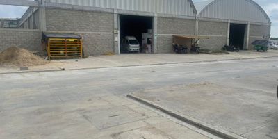 Descubre esta impresionante bodega ubicada en una zona industrial privilegiada. Con 600 metros cuadrados de espacio, cuenta con un piso de alta resistencia ideal para cualquier tipo de actividad industrial. Su acceso para camiones y tractomulas facilita la logística de carga y descarga. La portería y vigilancia garantizan la seguridad de tus operaciones. Experimenta la comodidad y funcionalidad que este espacio ofrece para potenciar tu negocio. ¡Haz de esta bodega el lugar perfecto para tu empresa!