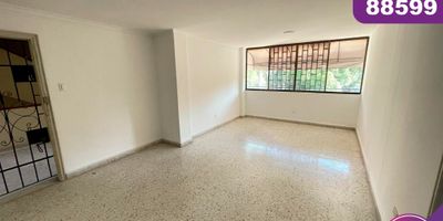 Se arrienda y se vende apartamento remodelado en buen sector al norte de la ciudad de Barranquilla, barrio El Prado, ubicado en segundo piso, cuenta con un área de 61.80 m2, 2 habitaciones, 1 baño buena distribución de sus áreas, cocina para estrenar, closets nuevos y baño remodelado; fresco, cerca a parques , almacenes de cadena, droguerías, transporte publico, cómodas vías de acceso, sector tranquilo y residencial.
