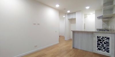 Apartamento en arriendo en Suba  Niza. 
Este apartamento con vista exterior cuenta con un área de 37 m2 consta de sala comedor, cocina integral abierta con área de lavandería, una habitación, baño y estudio abierto, El conjunto cuenta con áreas sociales como salones sociales, Gimnasio dotado, Salón de juegos, Lavandería comunal, salón de reuniones, salón de estudio, parque infantil, zona BBQ, rodeada zonas verdes, Cerca de centro comercial Bulevar Niza, Vías de acceso Cll 127, Cll 116, Av boyaca, av. suba.