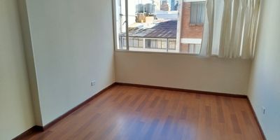 Apartamento de 40 m
Cuenta con:

1 habitacion

1 bano con ducha electrica

Salacomedor

Cocina integral

Ubicado cerca de la Calle 7, en pleno corazon de Chapinero, una zona reconocida por su excelente ubicacion, movilidad y comodidad. Un espacio practico y bien distribuido en un sector espectacular!