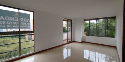 Hermoso apartaestudio en arriendo de 45 m, ubicado en el exclusivo sector de Laureles, Medellin.
Un espacio moderno, comodo y luminoso, disenado para brindarte bienestar y funcionalidad en cada rincon.

Cuenta con 1 habitacion con closet, 2 banos, sala-comedor, cocina integral, calentador, zona de ropas, ascensor y parqueadero. Su distribucion practica y acogedora lo convierte en el lugar ideal para vivir con comodidad.

Su ubicacion es privilegiada: a pocos pasos del Segundo Parque de Laureles, Mall Laureles, la Institucion Educativa Lucrecio Jaramillo, y la Parroquia Santa Teresita del Nino Jesus. Ademas, ofrece facil acceso a vias principales, transporte publico y rutas integradas.

Una excelente opcion para quienes buscan calidad de vida, movilidad y una de las mejores zonas residenciales de la ciudad.
