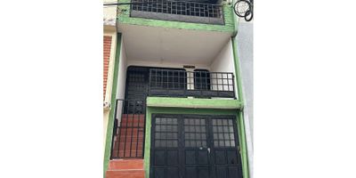 VENTA CASA VILLA MARLEN EN IBAGUE inmueble de noventa y dos metros cuadrados ideal para quienes les gusta el espacio y confort dividida en tres niveles los cuentan con tres habitaciones, dos baños, sala comedor, garaje con baño, cocina, zona de lavado en la ultima planta cuenta con  terraza cubierta con tejado de zinc sobre cerchas metalicas

Cuenta con una ubicacion ideal alrededor variedad de rutas de transporte publico y comercio cercano como restaurantes, parques infantiles, zonas verdes, panaderias entre otros a 5 minutos de la avenida guabinal.
