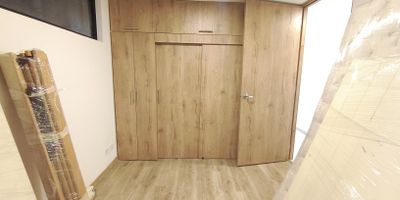 Se arrienda apartamento en Niquia, Bello, en un lugar que lo tiene todo a la mano. A solo 5 minutos  de la estacion del metro Niquia y de la Secretaria de Movilidad. Muy cerca de centros comerciales como Puerta del Norte y Plaza Beijing, y del Parque Polideportivo Tulio Ospina con su coliseo cubierto. La zona cuenta con colegios como Ana Maria Janer y el Consejo de Bello, ademas del Hospital Marco Fidel Suarez y la Parroquia Nuestra Senora de Chiquinquira. En el primer piso del edifico hay supermercado y drogueria. Tambien encontraras bancos, mas comercios y acceso directo a la Autopista Norte. Escribenos y conoce tu proximo hogar.