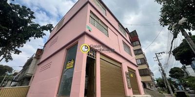 Apartamento en arriendo en Bucaramanga - Alarcón, cuenta con 5 alcobas, 2 de ellas con su respectivo closet, baño privado y aire acondicionado. Adicional cuenta con baño auxiliar, sala, comedor independiente, hall de tv, estudio, cocina integral y zona de ropas. También cuenta con una amplia terraza, la cual tiene 4 alcobas sin closet, salón amplio y 3 baños.