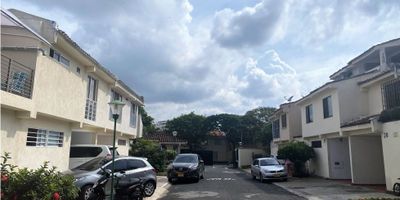 Casa de dos pisos para la venta, ubicada en condominio cerrado en el barrio la Hacienda, al sur de Cali. Exclente punto de ubicación, con una muy buena distribución, espacios frescos e iluminados. Cuenta con un área de 110 mts, 3 habitaciones con closet, 3 baños más habitación del servicio con baño, amplia sala comedor, cocina integral abierta, zona de oficios independiente y con un parqueadero propio cubierto. El condominio tiene piscina para adultos y niños, parque infantil, cancha de baloncesto y seguridad 24 horas. No pierdas la oportunidad de hacer de este inmueble, tú nuevo hogar. Contáctanos para más información. 
