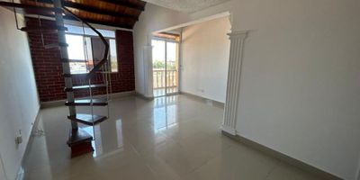Descubre este elegante apartamento de 3 habitaciones y 3 banos, con una cocina integral en forma de L y una iluminacion natural que resalta cada espacio. Disfruta de un comodo estudio y un acogedor balcon con vista exterior. Con pisos en ceramica de alta resistencia y una fachada de ladrillo a la vista, este hogar en conjunto cerrado ofrece una piscina, zona infantil y vigilancia privada las 24 horas. Ubicado en una zona residencial cerca de supermercados, colegios y con comodas vias de acceso, este lugar es ideal para quienes buscan confort y seguridad. ¡Bienvenido a tu nuevo hogar!

Edificio sin ascensor.